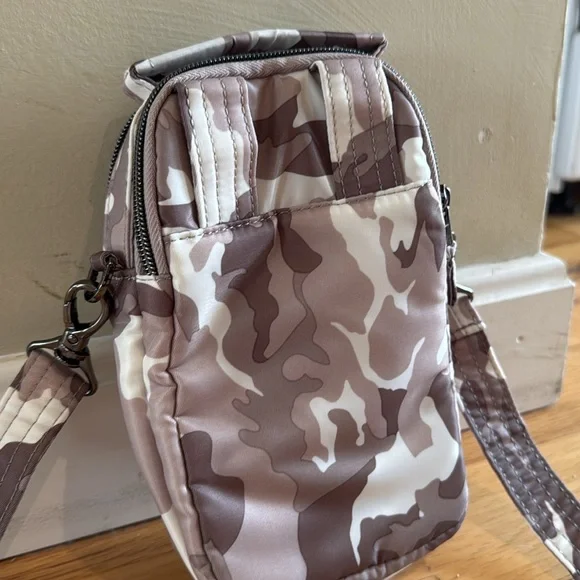 Lug Convertible Crossbody Hip Pouch Skeeter Mini in camo, new - Picture 7 of 11